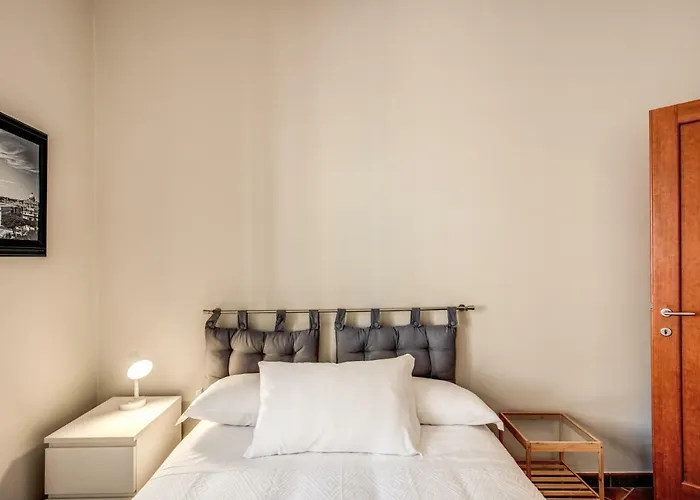 - Via Del Monte Della Farina *